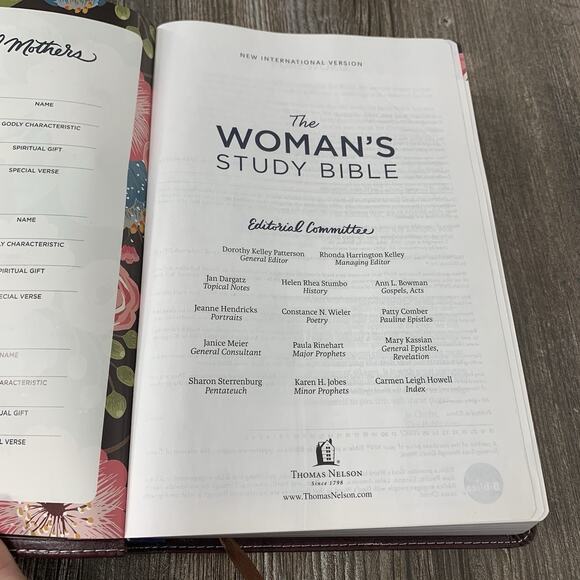 NIV, The Woman's Study - Imitation Leather, by Thomas Nelson; Patterson - Good - Picture 8 of 11